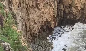 Người đàn ông rơi xuống vách núi cao 20 m khi đào cây cảnh Người đàn ông rơi xuống vách núi cao 20 m khi đào cây cảnh