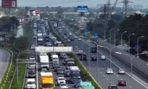 Vì sao cấm xe tải, xe khách đi vào làn sát dải phân cách giữa? Vì sao cấm xe tải, xe khách đi vào làn sát dải phân cách giữa?